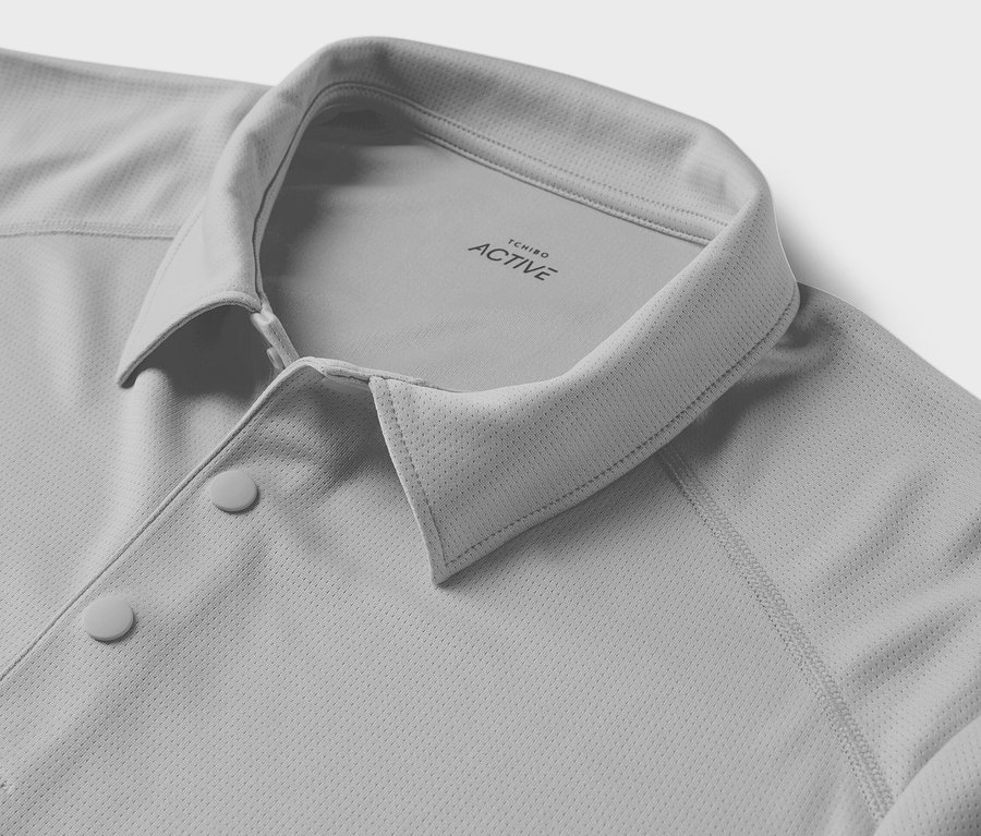 Detail šedej funkčnej polokošele.