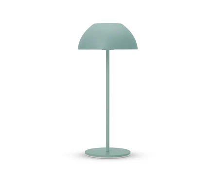 Tyrkysová lampa s tienidlom v tvare pologule stojí na bielom pozadí.