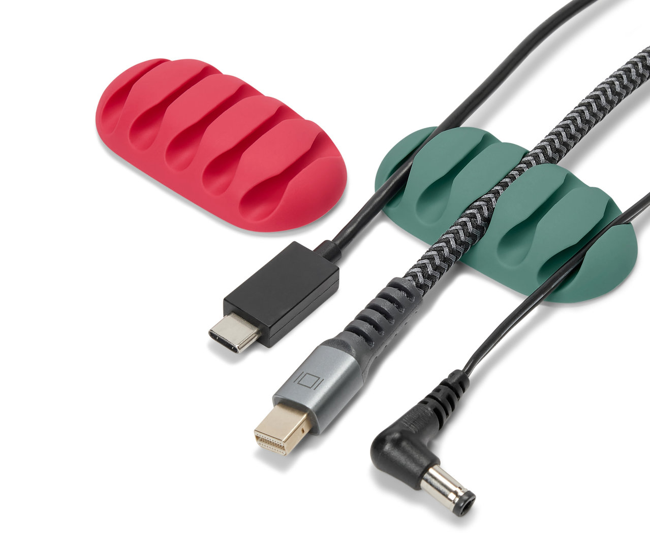 Dva univerzálne organizéry na káble, jeden červený a jeden zelený, držia čierne káble.
