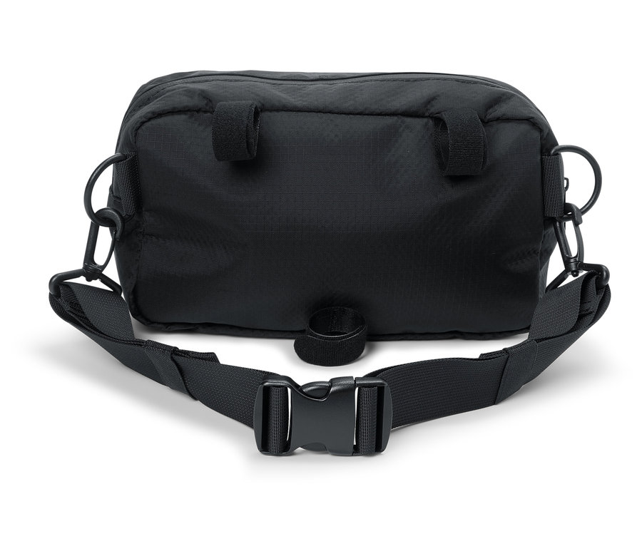 Čierna taška na opasok s nastaviteľným popruhom a prackou.