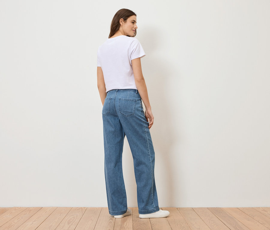 Žena zozadu v džínsoch a tričku