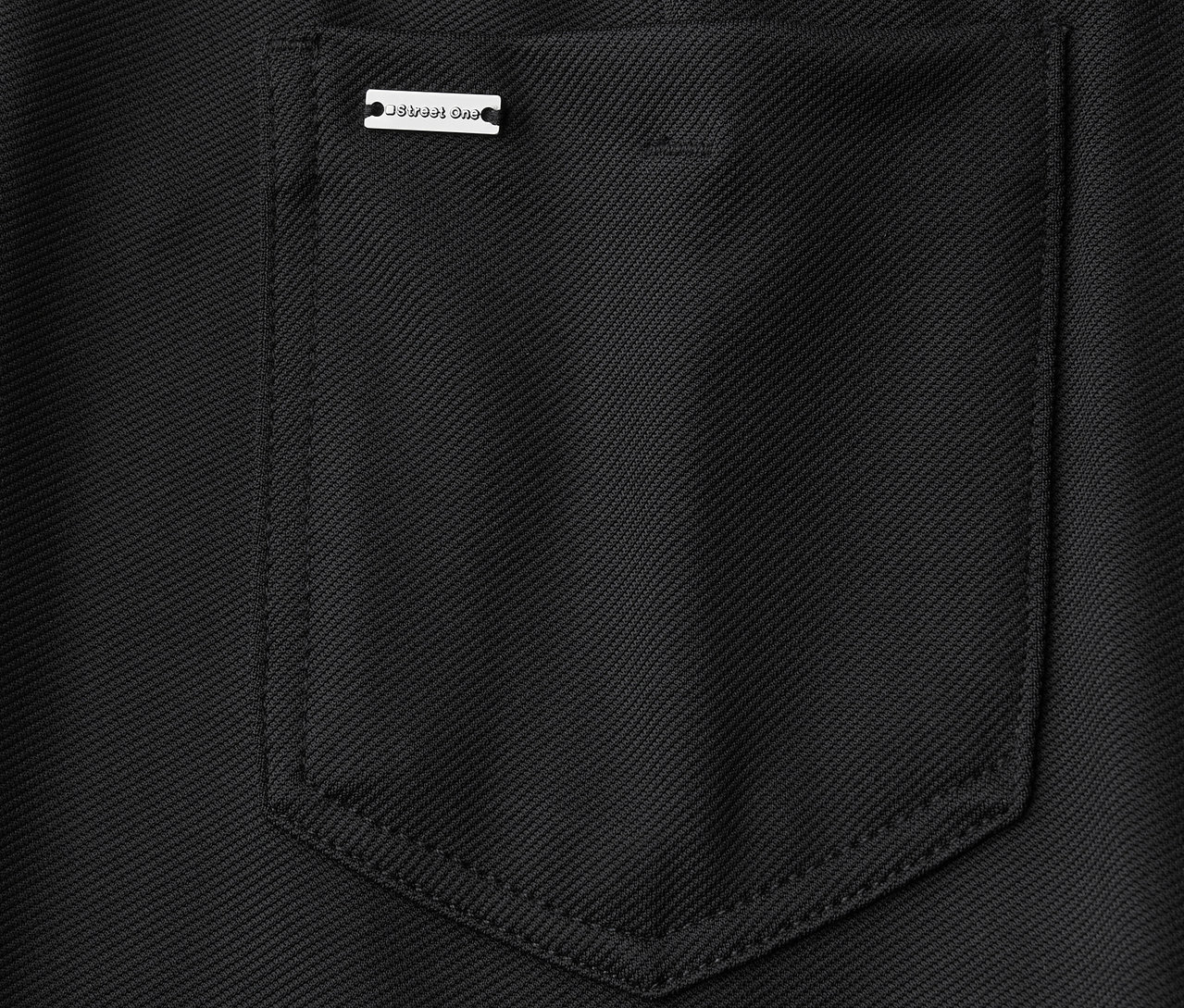 Detailný pohľad na čierne nohavice Street One Bootcut, ktoré ukazujú zadné vrecko.