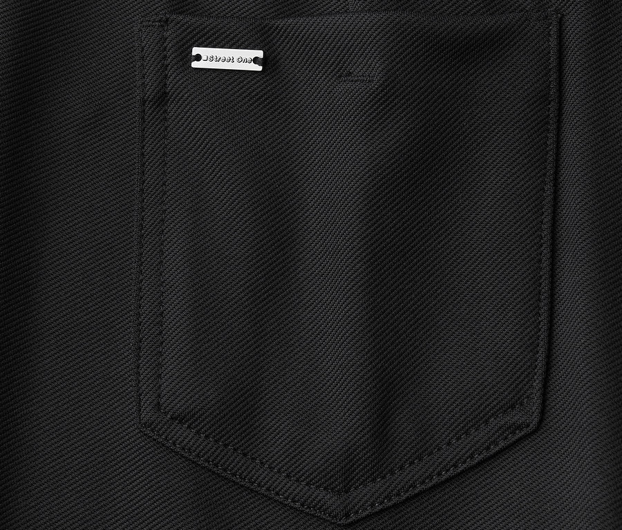 Detailný pohľad na čierne nohavice Street One Bootcut, ktoré ukazujú zadné vrecko.