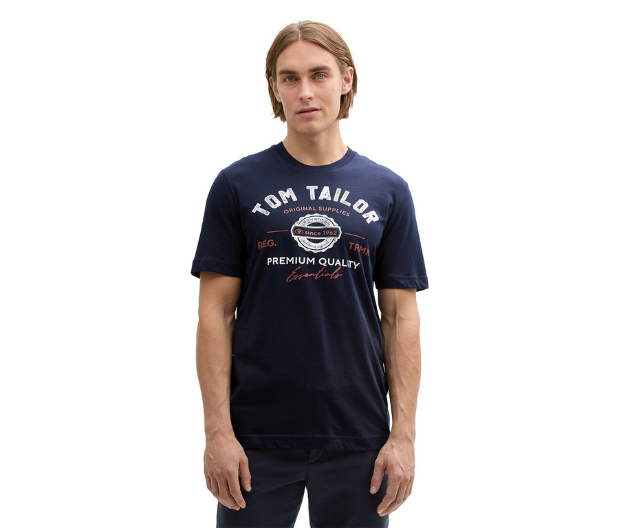 Muž má na sebe tričko Tom Tailor s logom, Sky Captain modrá.