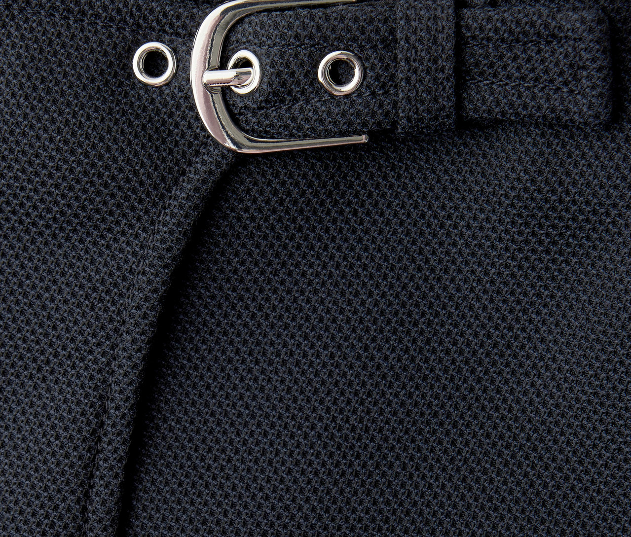 Detail nohavicovej sukne Skort Street One so striebornou prackou a pútkami na opasok.