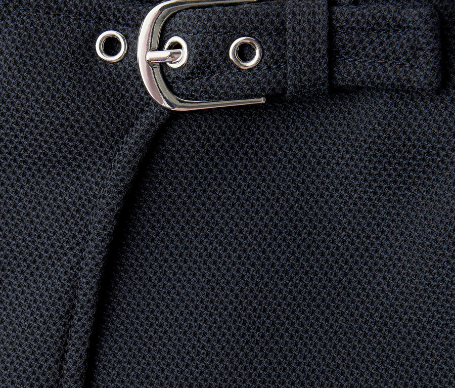Detail nohavicovej sukne Skort Street One so striebornou prackou a pútkami na opasok.