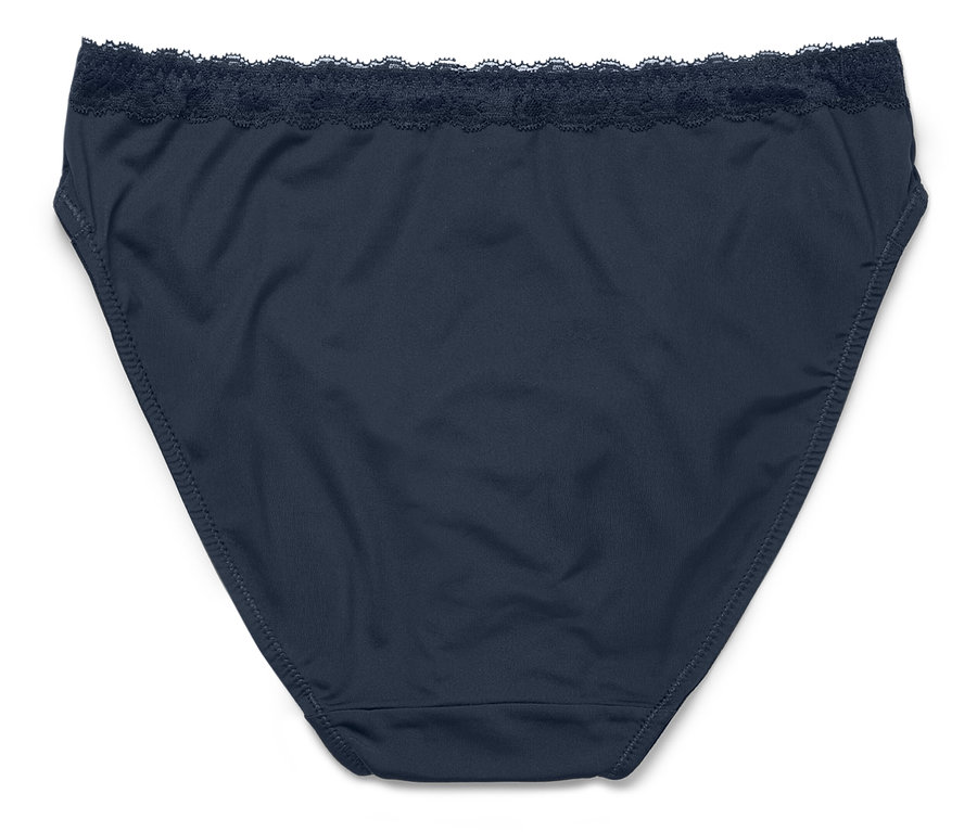 Na bielom pozadí ležia tmavomodré dámske nohavičky s čipkovaným okrajom.