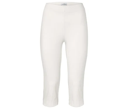 Biele capri nohavice.