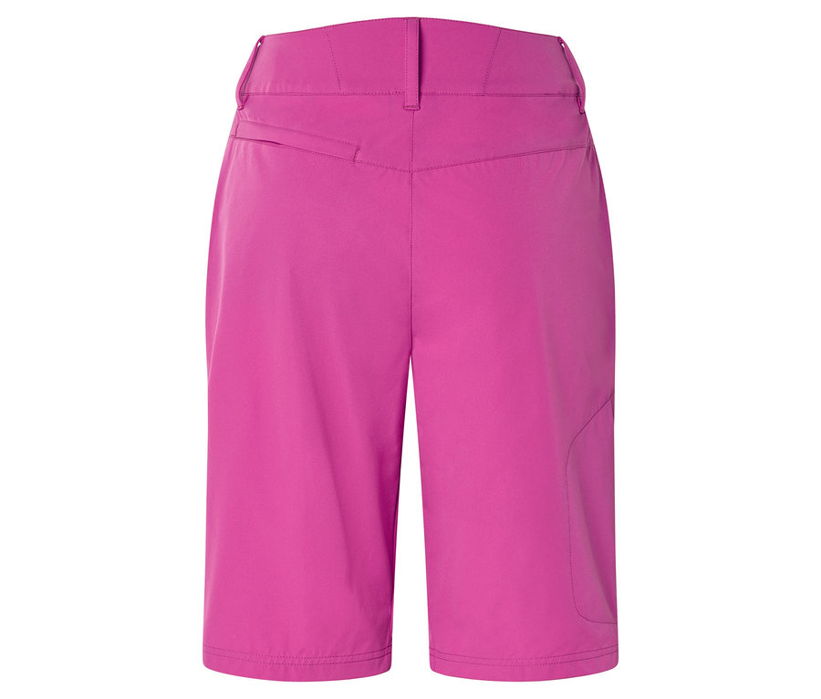 Detailný záber na zadnú časť ružových šortiek.