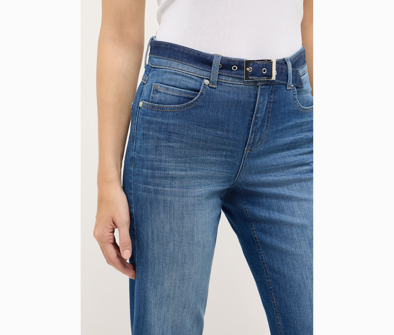 Detailný záber na ženu, ktorá má na sebe džínsy Angels Denim »Lara City« Straight Fit.