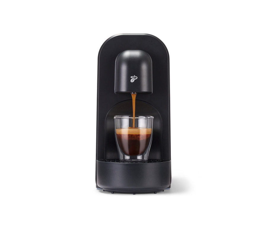 Espresso tečie z čierneho Cafissimo now red do skla.