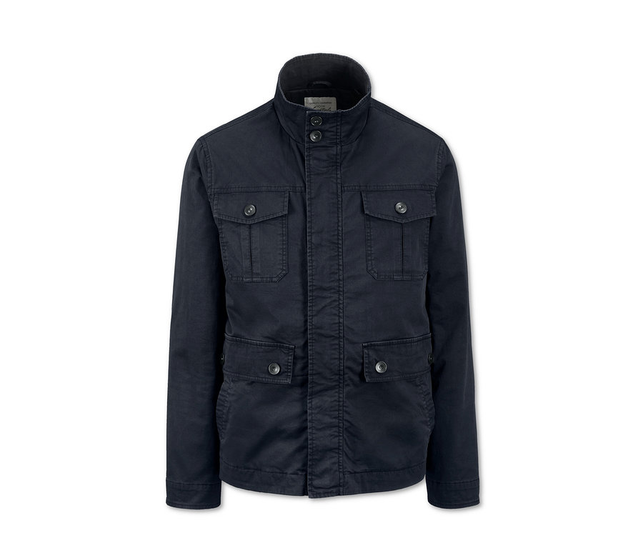 Tmavo modrá bunda s golierom a štyrmi vreckami.