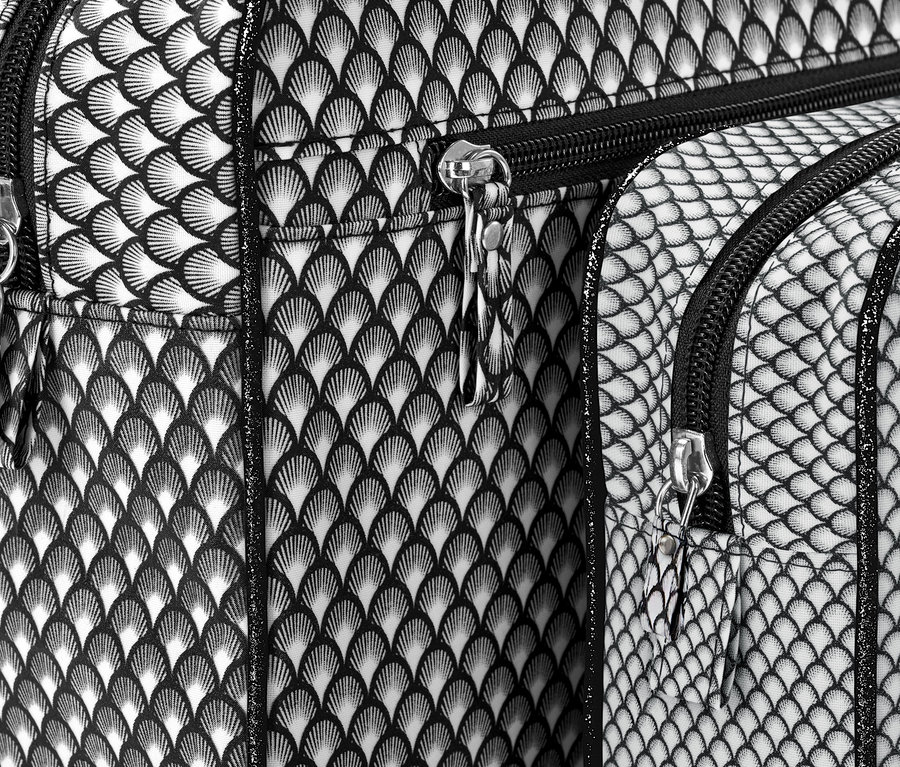 Detail kozmetickej taštičky so vzorom šupín.