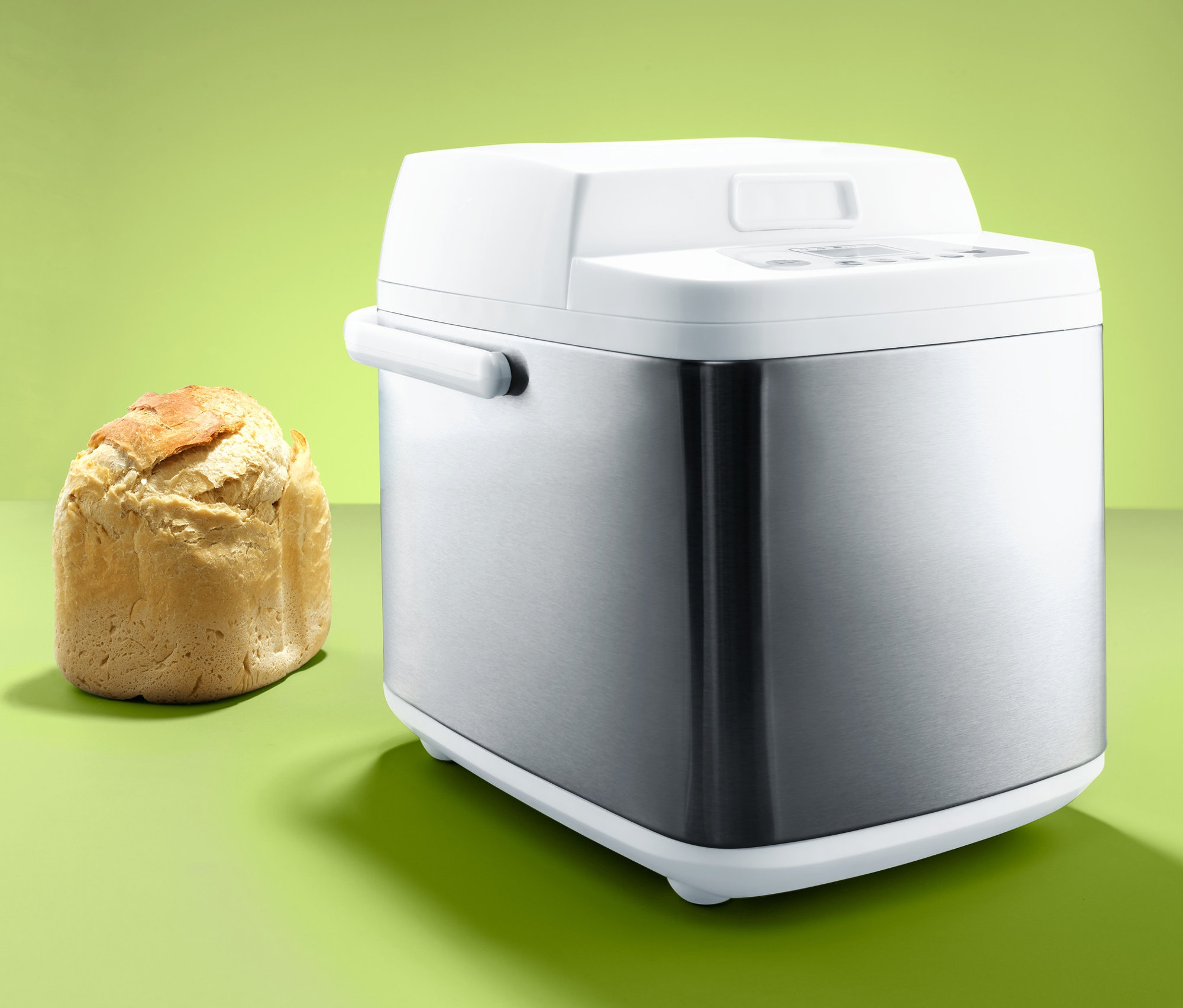 Domáca pekáreň na chlieb vedľa upečeného chleba.