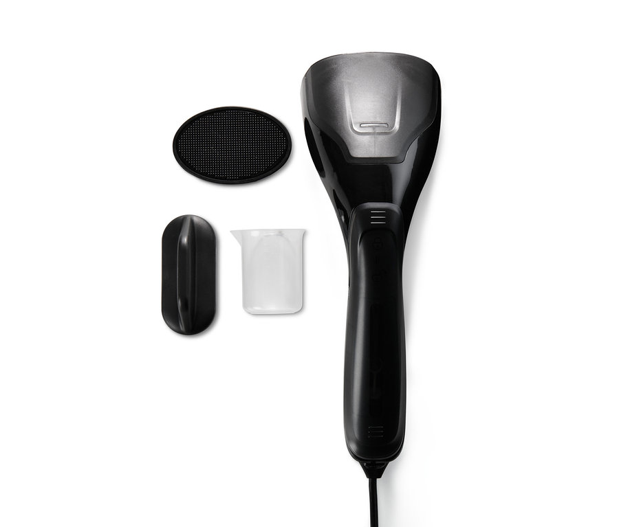 Čierna naparovacia kefa s príslušenstvom na bielom pozadí.