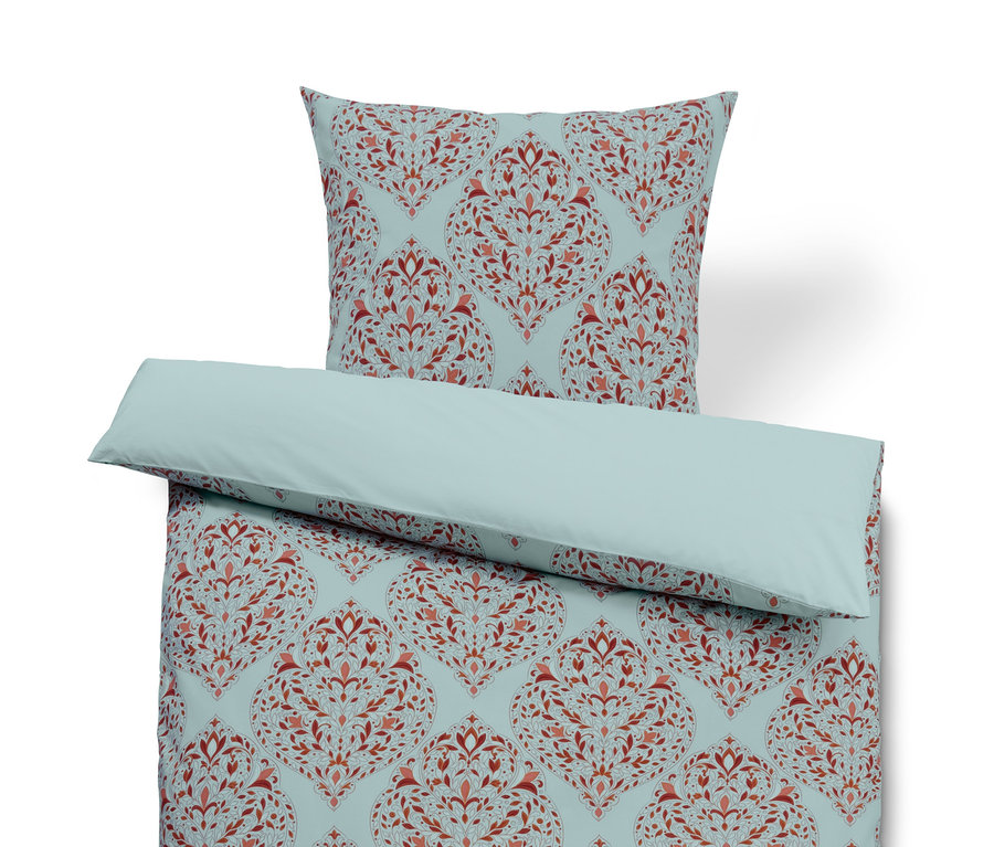 Svetlomodré obliečky s ornamentálnym vzorom.