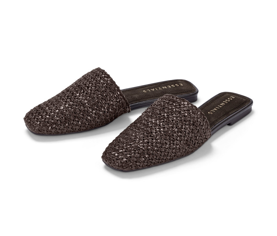 Dve hnedé šľapky na bielom pozadí.