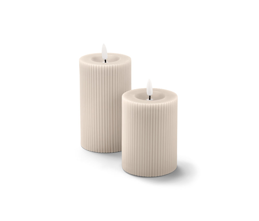 Dve LED sviečky z pravého vosku s vrúbkovaným povrchom.