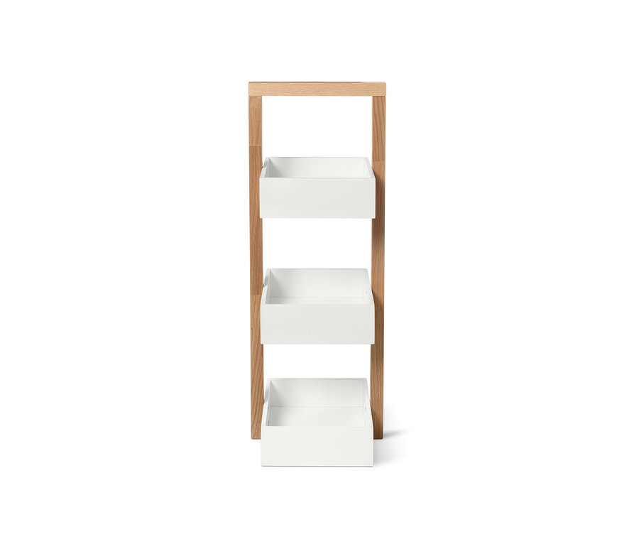 Biely regál s tromi úložnými boxami.