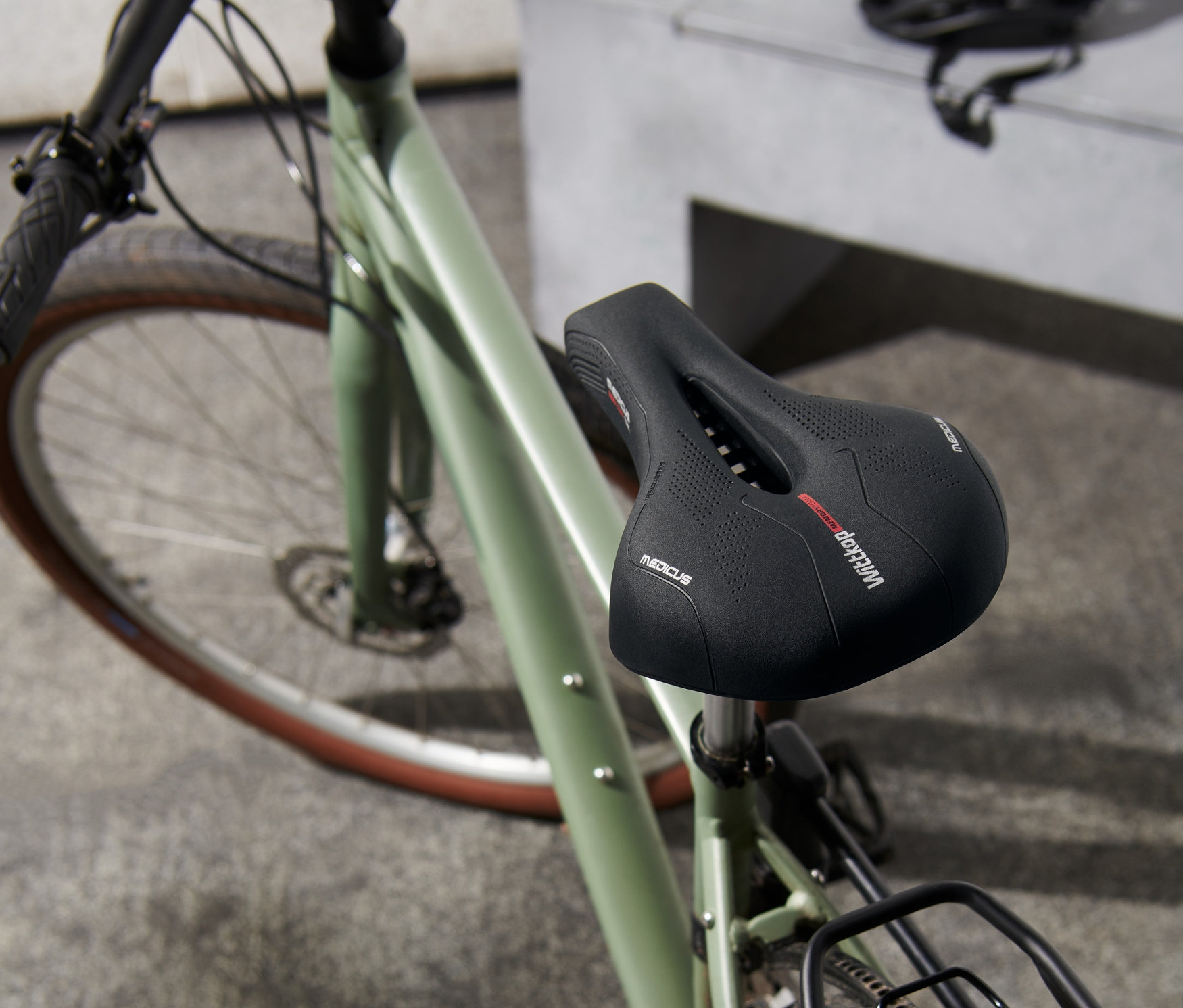 Detail bicykla s dvomi sedadlami na bicykel.