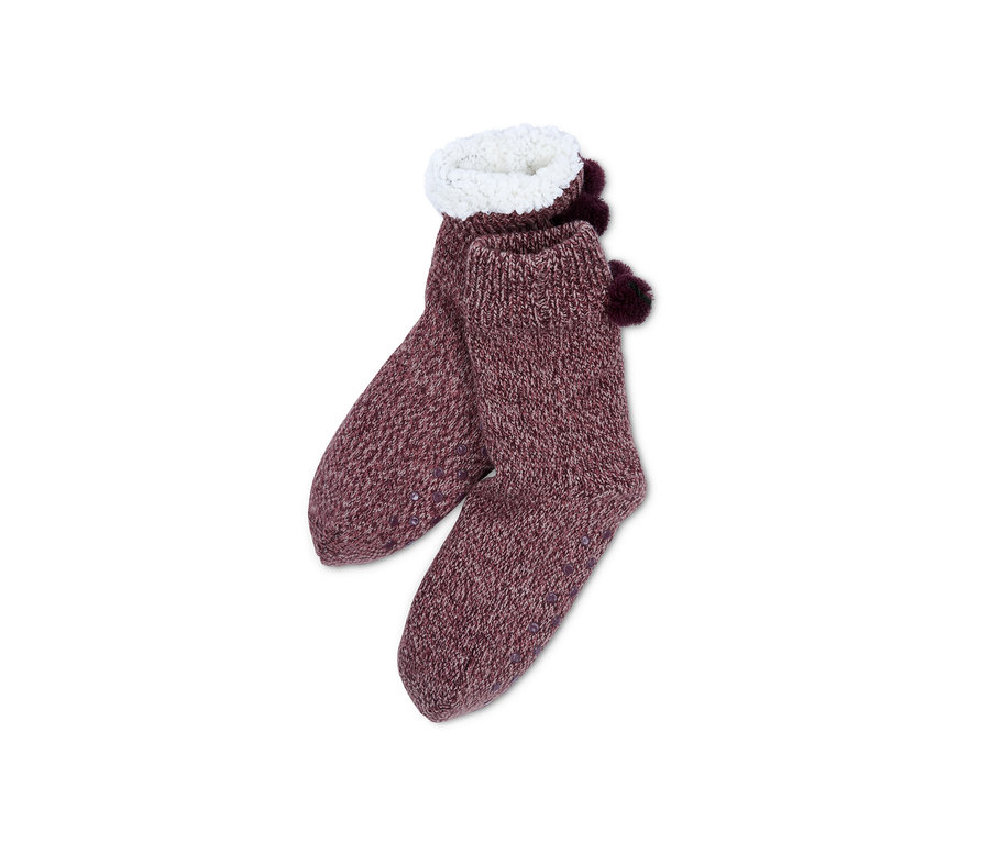 Ponožkové papuče s brmbolcami a protišmykovou podrážkou.