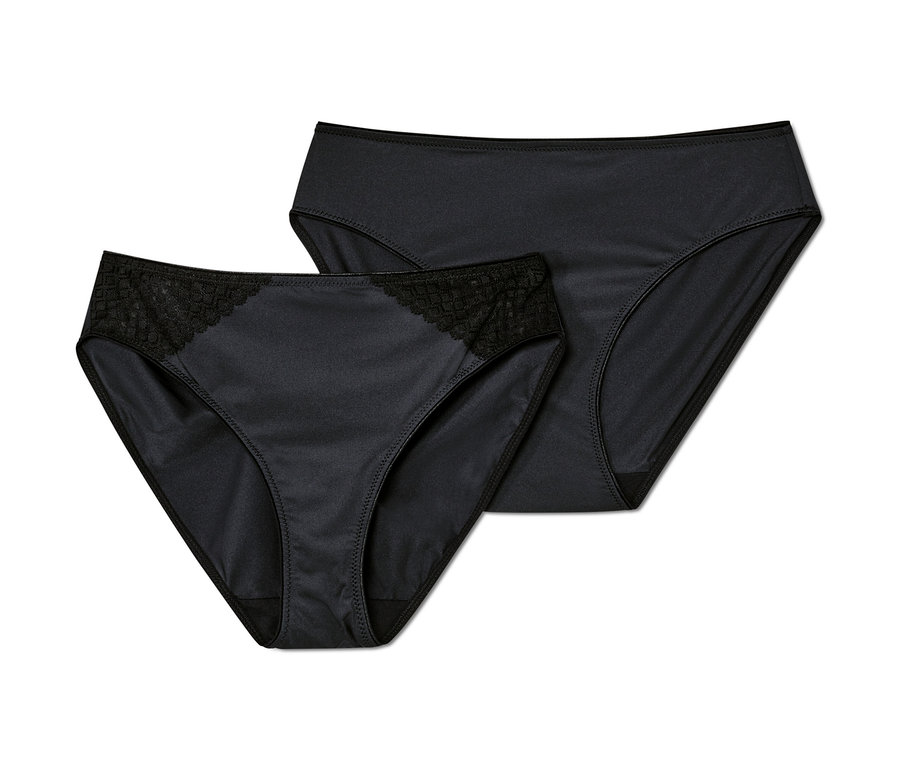 Dvoje čierne nohavičky.