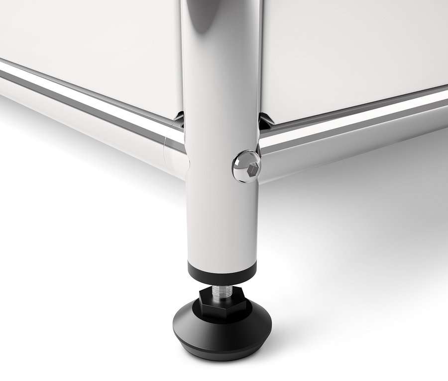 Detail nohy bieleho kovového regálu CN3 s čiernou nastaviteľnou pätkou.