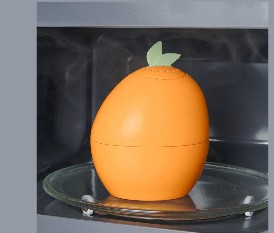 Čistič mikrovlnnej rúry stojí na sklenenom tanieri vnútri mikrovlnnej rúry.