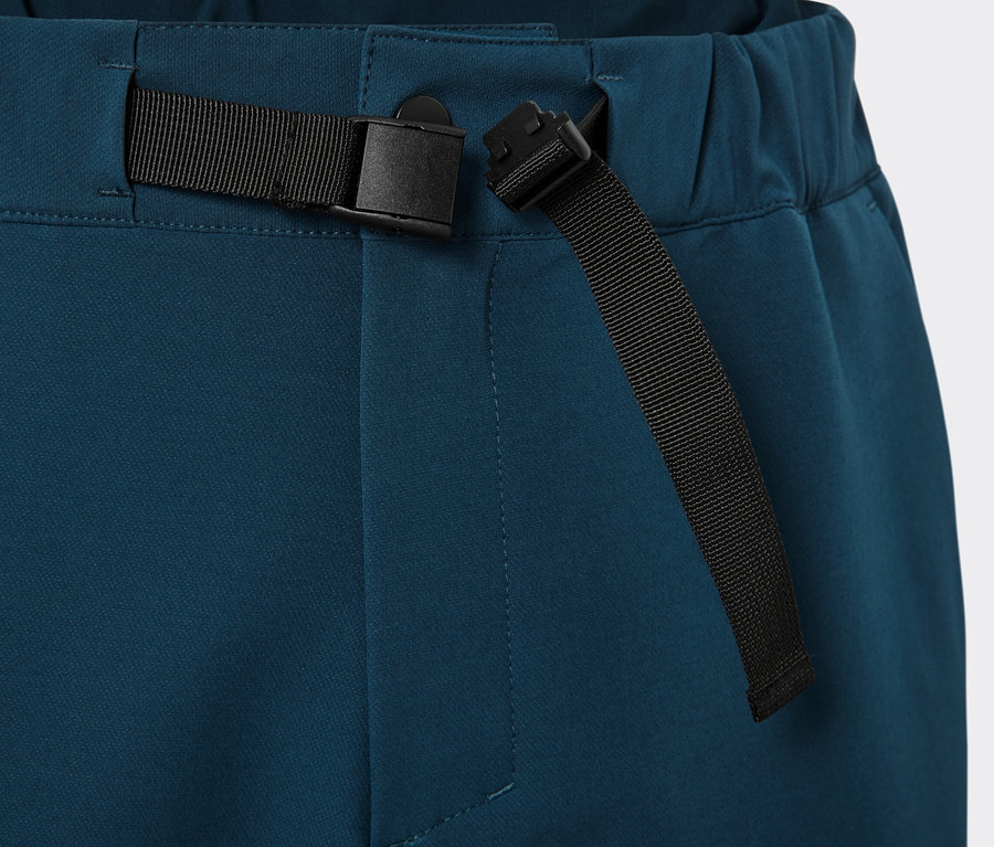 Detail termo nohavíc s čiernym opaskom.