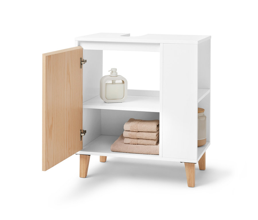 Otvorená biela umývadlová skrinka s dvierkami a poličkou naboku. Na policiach sú uteráky a dávkovač mydla.