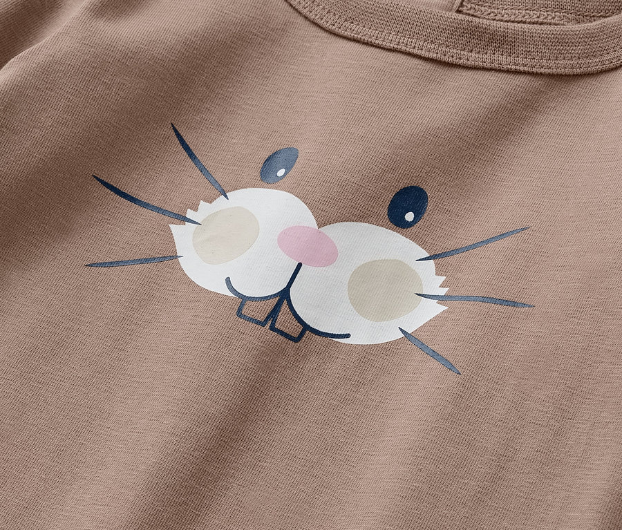 Detail hnedej súpravy pre bábätko s tvárou králika.