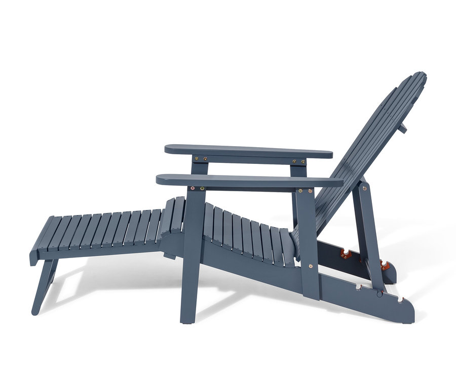 Modré samostatné Adirondack relaxačné kreslo s vyťahovacou opierkou nôh na bielom pozadí.