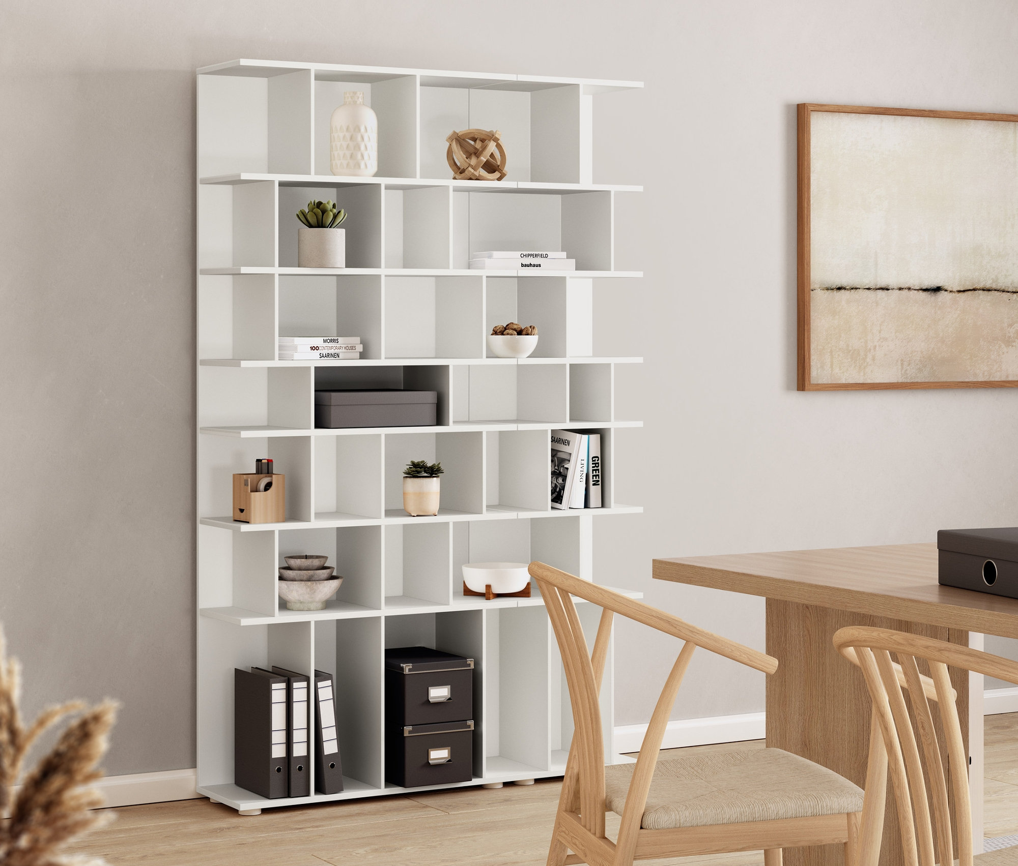 Biely regál so šírkou cca 80 cm stojí vedľa jedálenského stola a stoličiek.