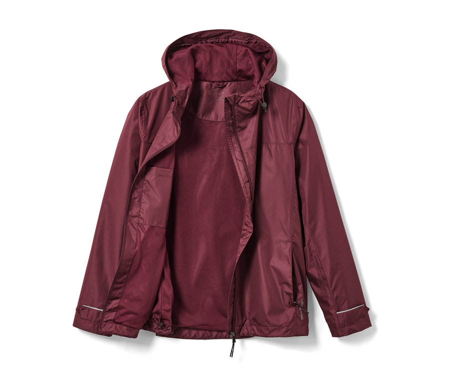 Vínovočervená bunda do dažďa otvorená na zips.