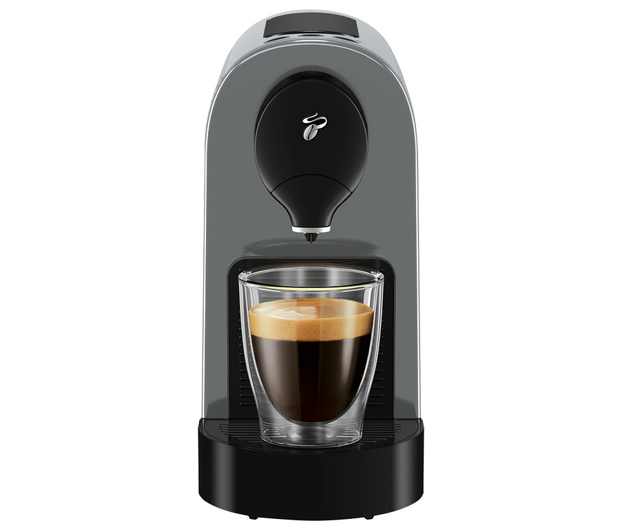 Sivý kávovar Cafissimo pure+ so šálkou kávy.