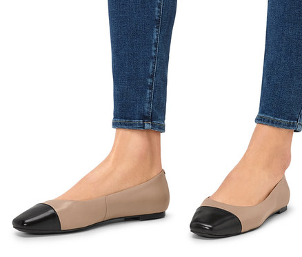 Nohy v džínsových nohaviciach a kožené baleríny.