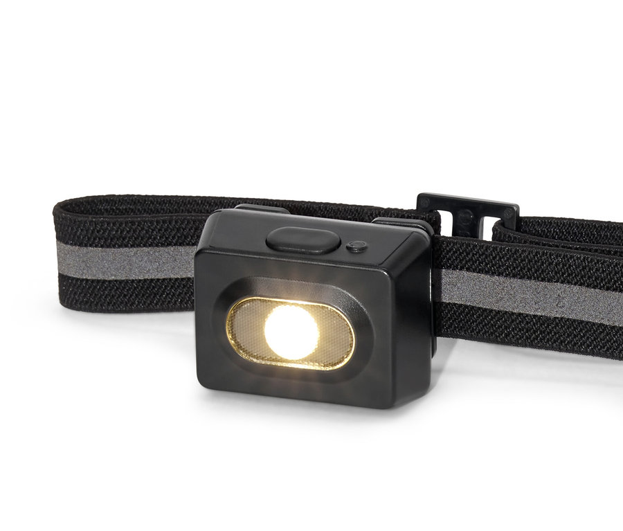 Detailný záber na čiernu čelovú lampu.