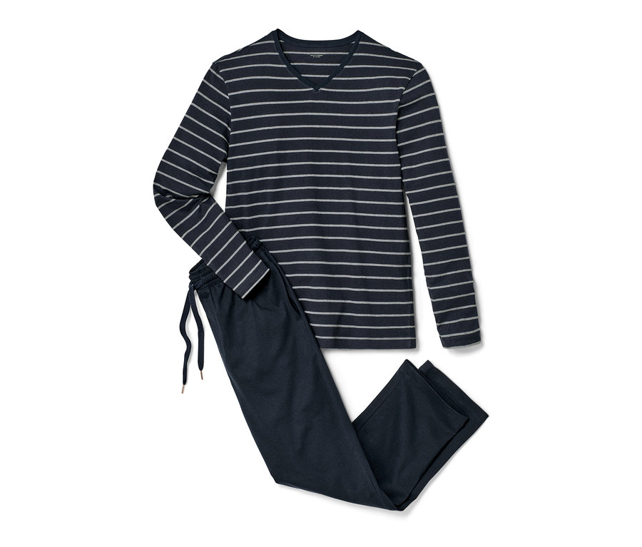 Tmavomodré pyžamo s dlhým rukávom a pruhovaným topom leží vedľa tmavomodrých pyžamových nohavíc.
