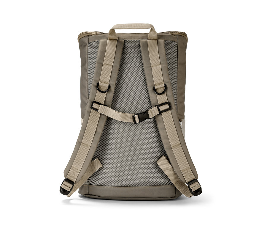 Pohľad zozadu na outdoorový ruksak.