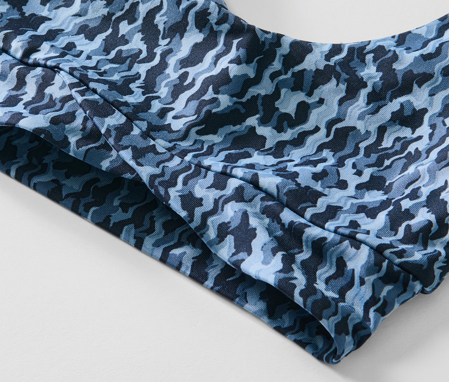 Detail športovej podprsenky s celoplošnou potlačou.