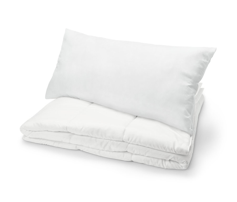 Biela 2-dielna posteľná súprava s vankúšom navrchu.