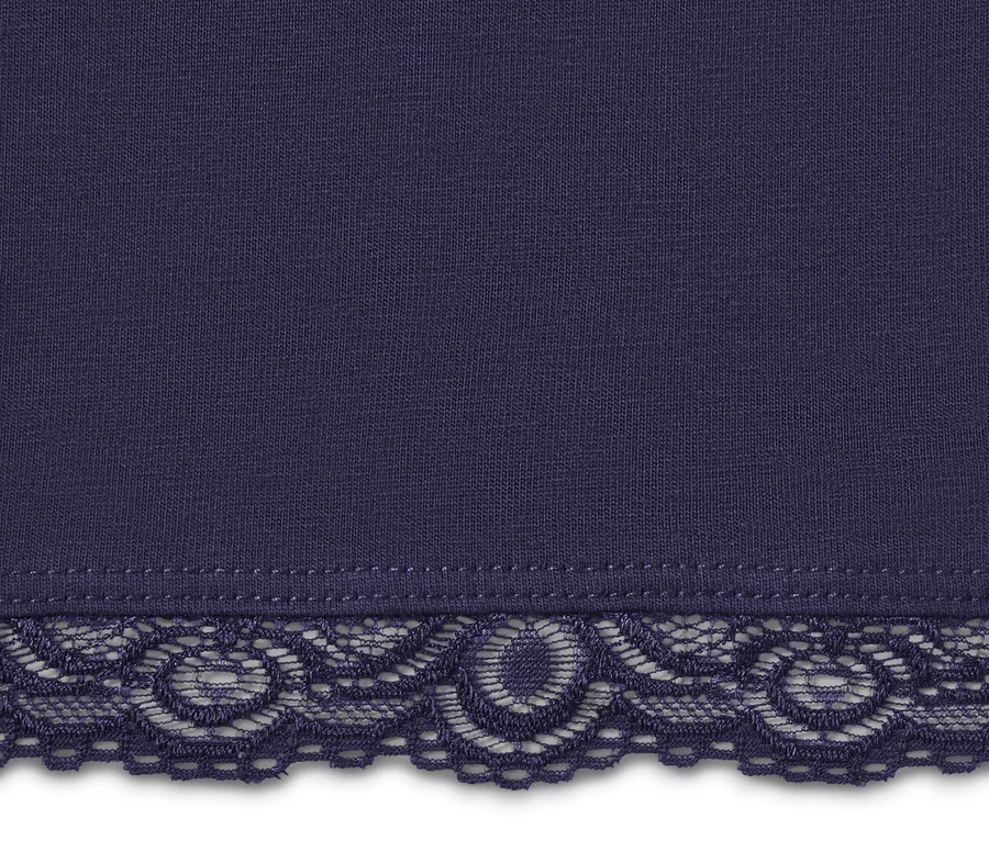 Detail tmavomodrých trojštvrťových legín s čipkovaným lemom.
