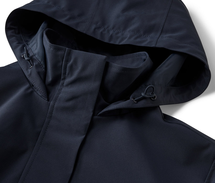 Detail kapucne nepremokavého trenčkotu.