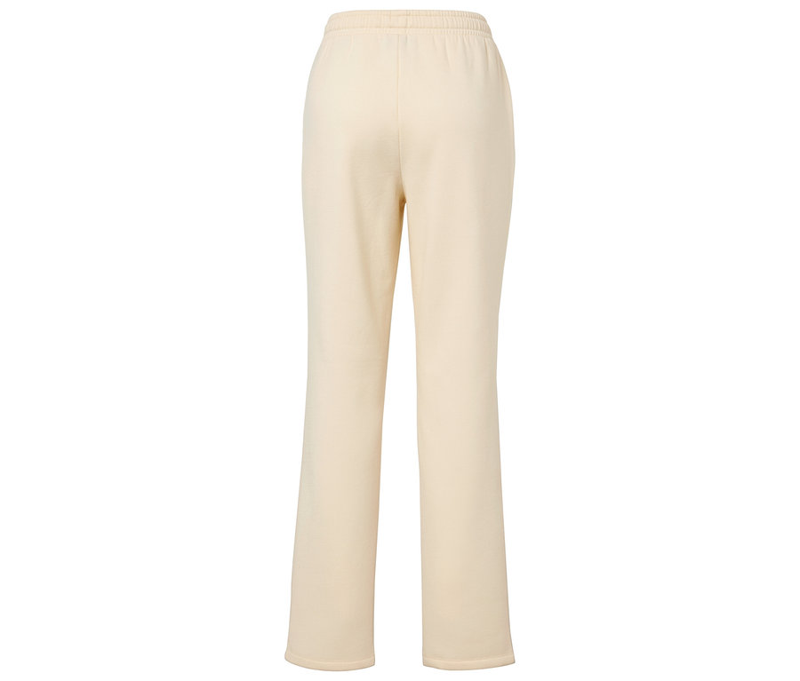 Béžové tepláky zo zadného pohľadu.