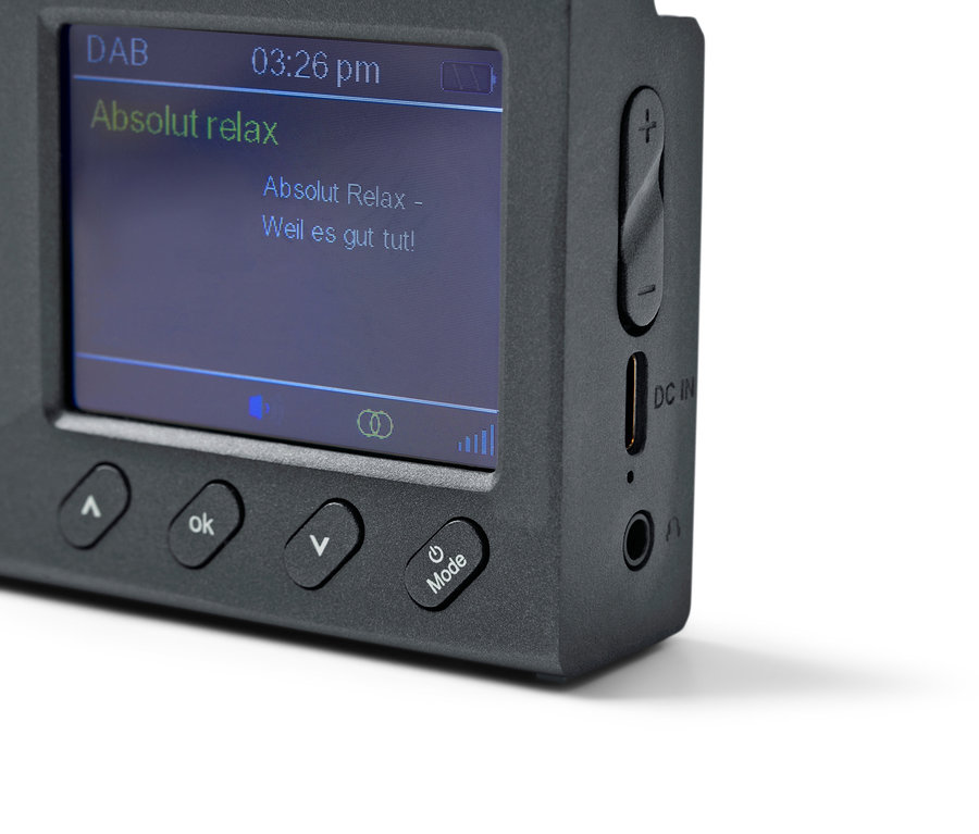 Detailný záber na čierne prenosné DAB/FM rádio s Bluetooth.