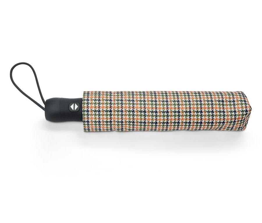 Zložený dáždnik s károvaným vzorom v odtieňoch hnedej, zelenej a modrej farby.