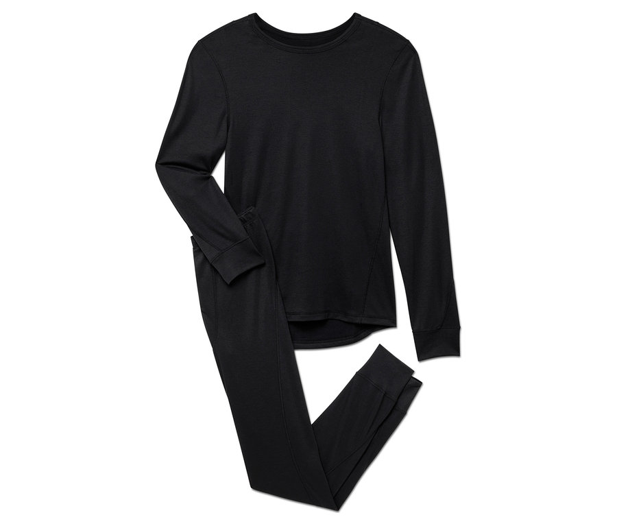 Čierna súprava termobielizne s dlhým rukávom a nohavicami.