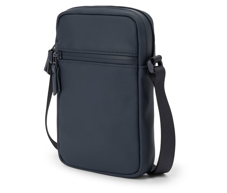 Tmavomodrá taška s popruhom cez rameno, zipsom a hladkým povrchom.