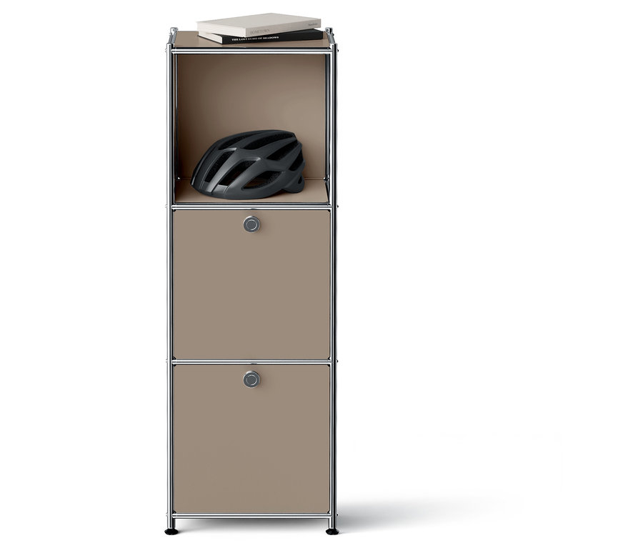 Trojposchodová skriňa s knihou, helmou a dvoma zatvorenými policami.