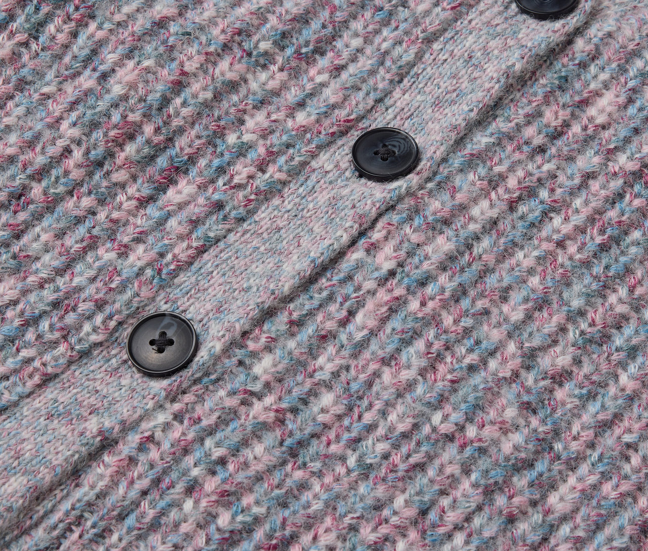 Detail detského pleteného svetra s vlnou certifikovanou podľa RWS, s gombíkmi.